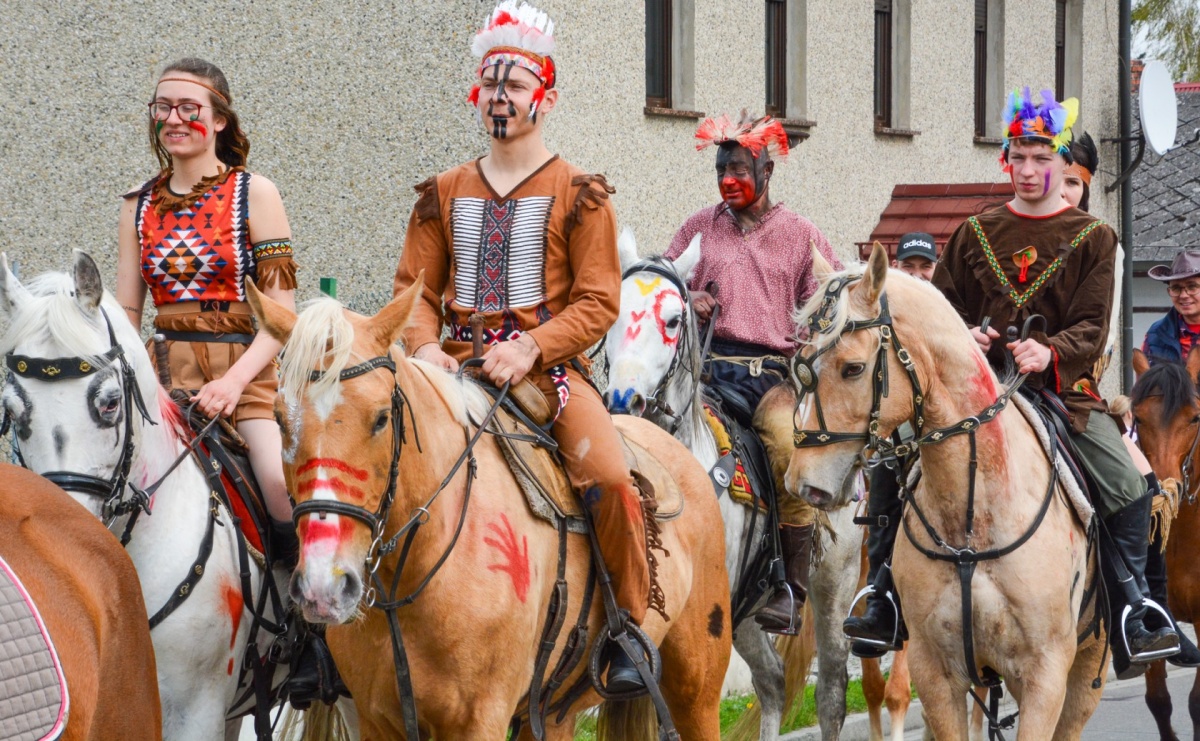 Metropolita, Indianie i kowboje na wielkanocnej procesji konnej w Pietrowicach Wielkich [FOTO i WIDEO] - Serwis informacyjny z Raciborza - naszraciborz.pl