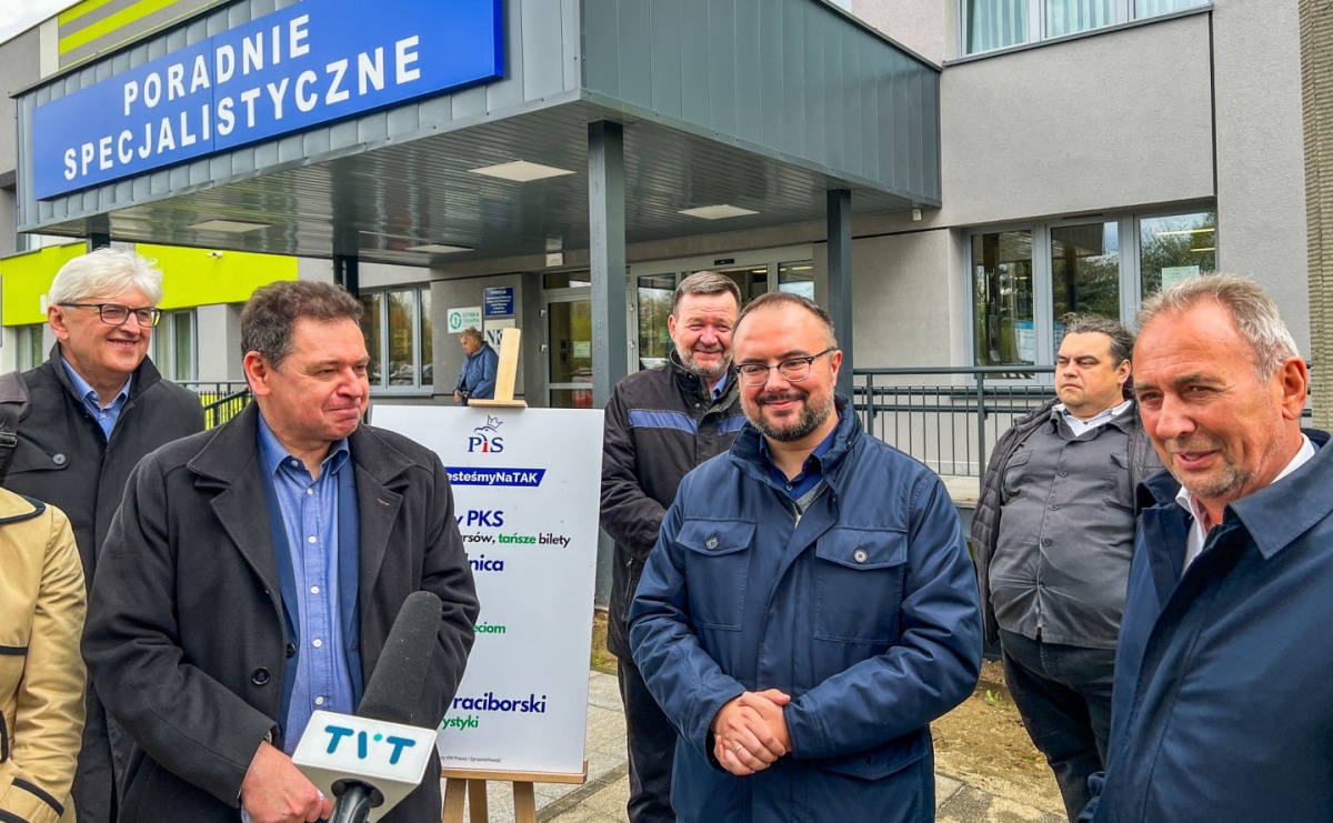 PiS zorganizował konferencję przy szpitalu. Dołączył do niej dyrektor lecznicy - Serwis informacyjny z Raciborza - naszraciborz.pl