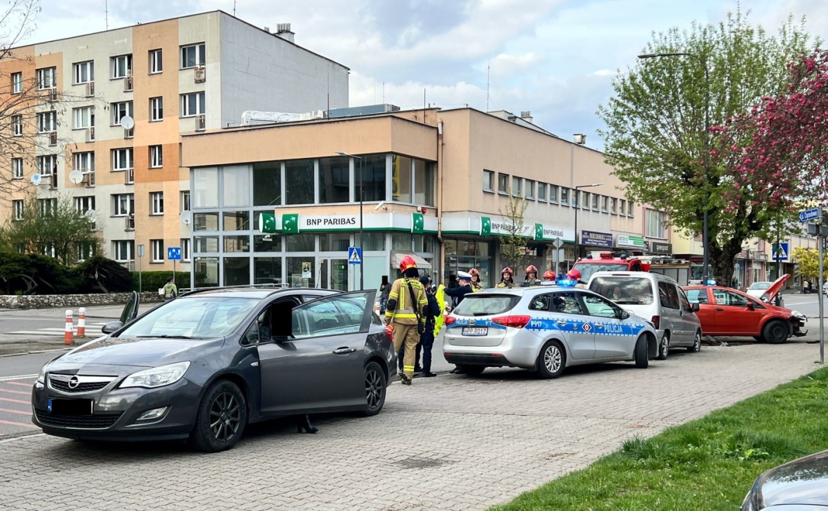 Nieustąpienie pierwszeństwa przyczyną kolizji na Opawskiej [FOTO] - Serwis informacyjny z Raciborza - naszraciborz.pl