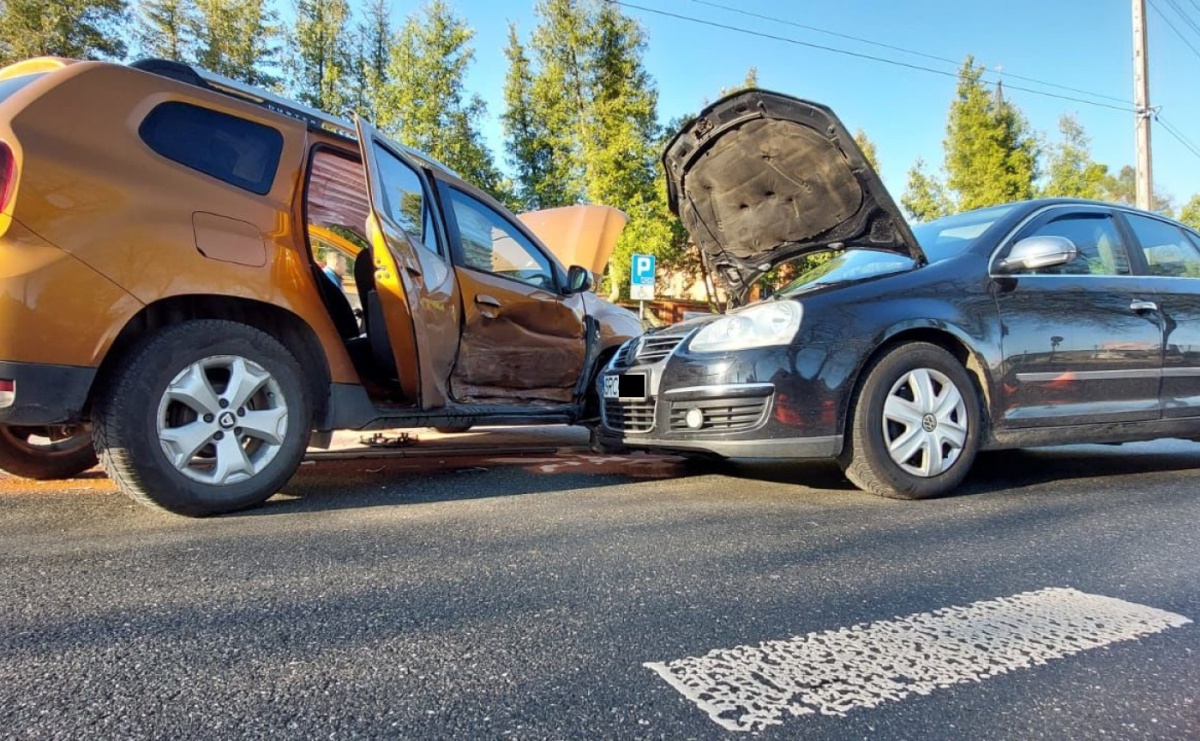 Dacia i volkswagen zderzyły się na Ocickiej - Serwis informacyjny z Raciborza - naszraciborz.pl