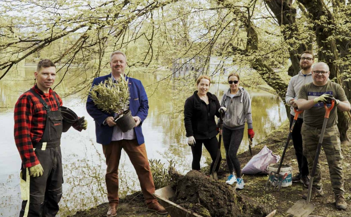 50 różaneczników przyozdobiło Park Roth - Serwis informacyjny z Raciborza - naszraciborz.pl