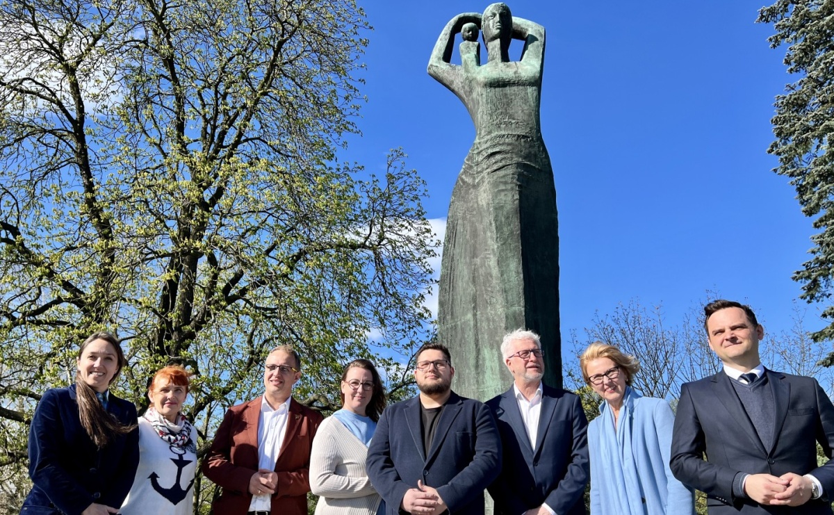 Pod pomnikiem Matki Polki o zatrzymaniu w Raciborzu młodych i ratowaniu Rafako - Serwis informacyjny z Raciborza - naszraciborz.pl