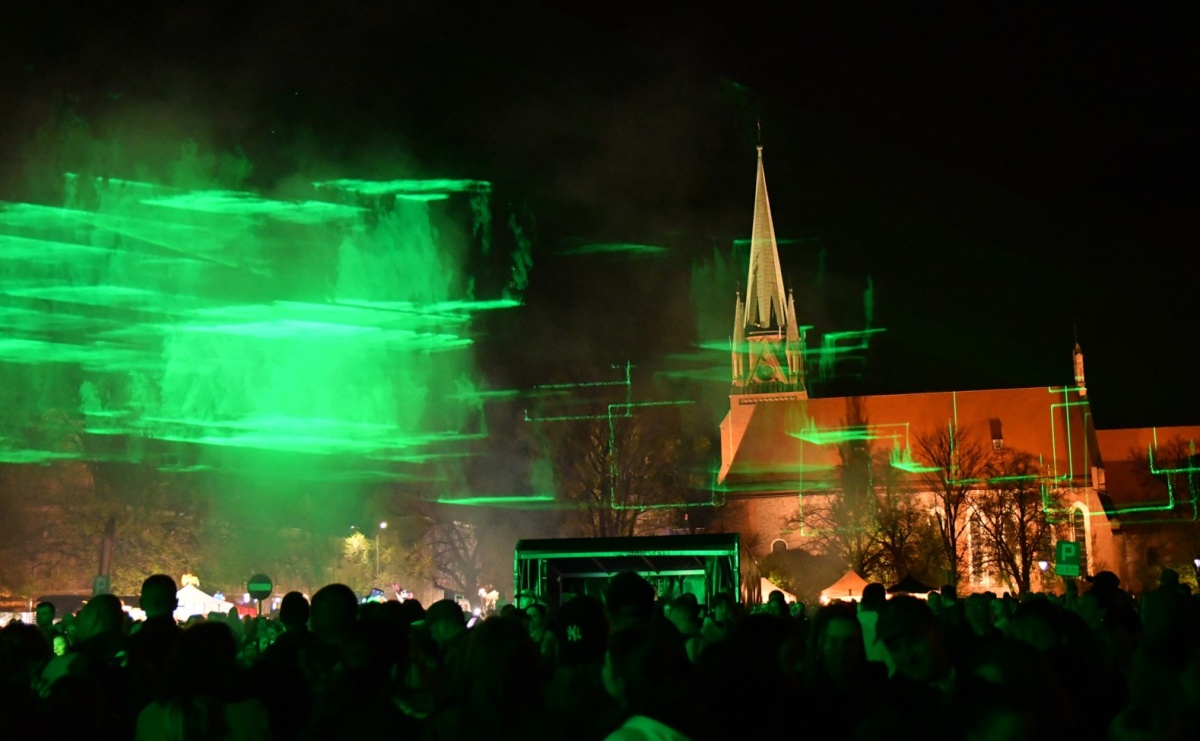 Piątkowe laserowe show na pl. Długosza - Serwis informacyjny z Raciborza - naszraciborz.pl