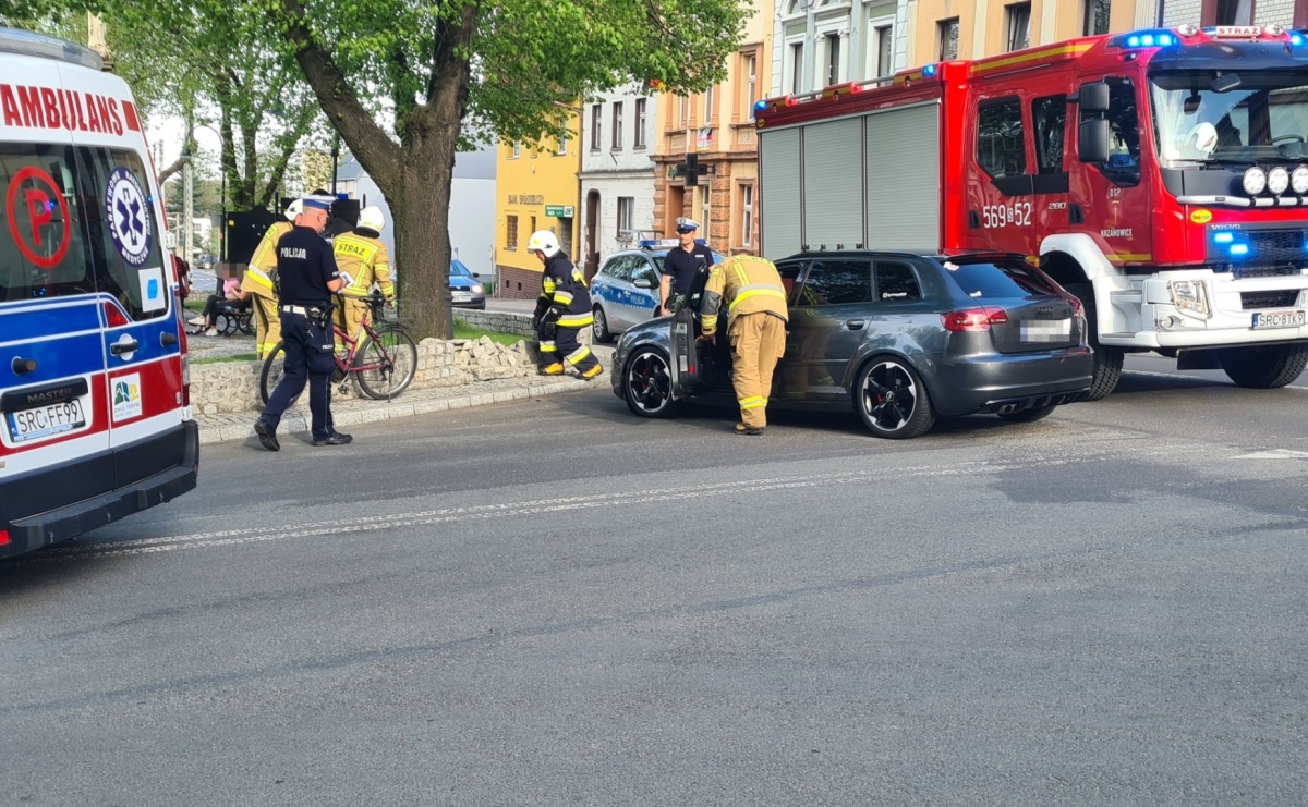 Audi uderzyło w murek na krzanowickim Rynku [FOTO] - Serwis informacyjny z Raciborza - naszraciborz.pl