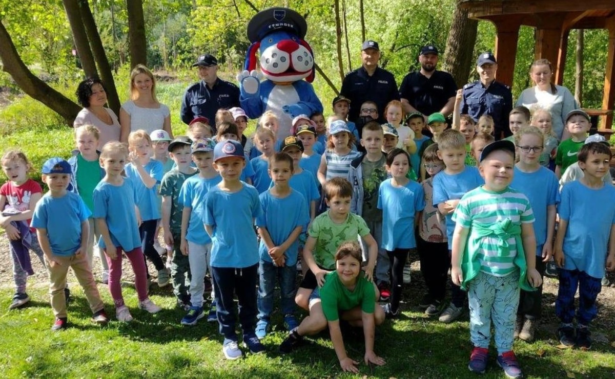 Policjanci wraz z przedszkolakami sprzątali park w Rudach - Serwis informacyjny z Raciborza - naszraciborz.pl