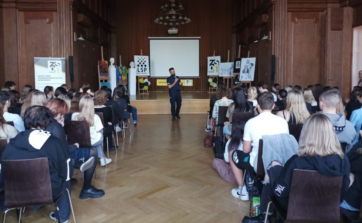 Jak być bezpiecznym? Policjanci edukują młodzież w temacie cyberzagrożeń - Serwis informacyjny z Raciborza - naszraciborz.pl