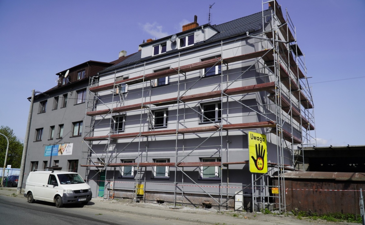 Trwa kompleksowy remont dziewięciu budynków komunalnych [FOTO] - Serwis informacyjny z Raciborza - naszraciborz.pl