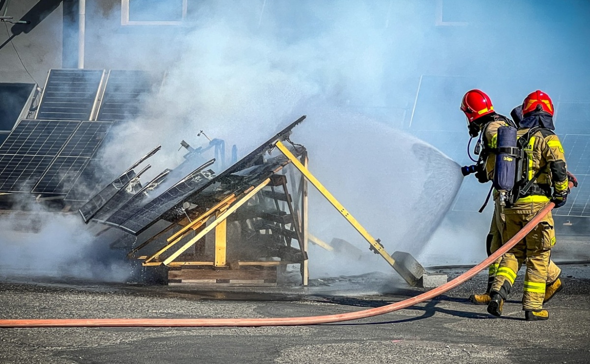 Fotowoltaika w ogniu. Strażackie pokazy i konferencja w Raciborzu - Serwis informacyjny z Raciborza - naszraciborz.pl