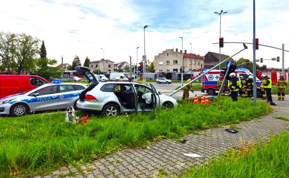 Czech zasnął za kierownicą i wjechał w latarnię - Serwis informacyjny z Raciborza - naszraciborz.pl