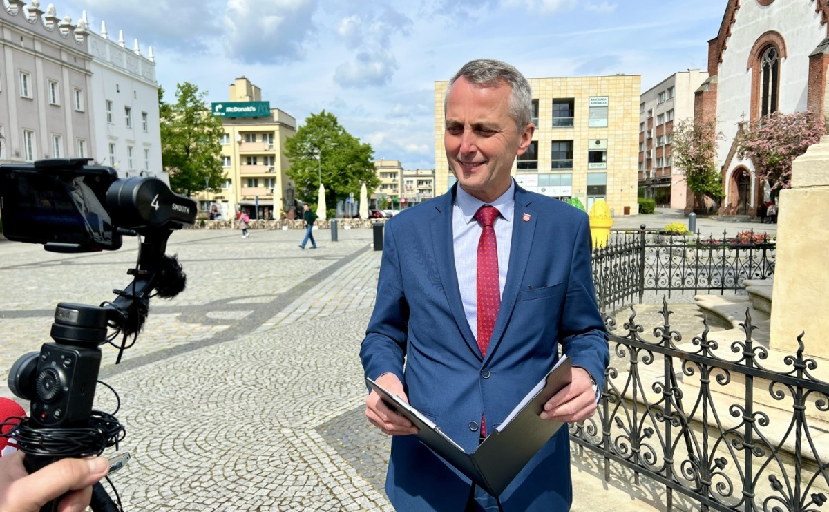 Dariusz Polowy starł się z właścicielem budynku przy Rynku. Mówił o klocku, właściciel o legalnej inwestycji i podatkach, które płaci na pensje prezydenta - Serwis informacyjny z Raciborza - naszraciborz.pl