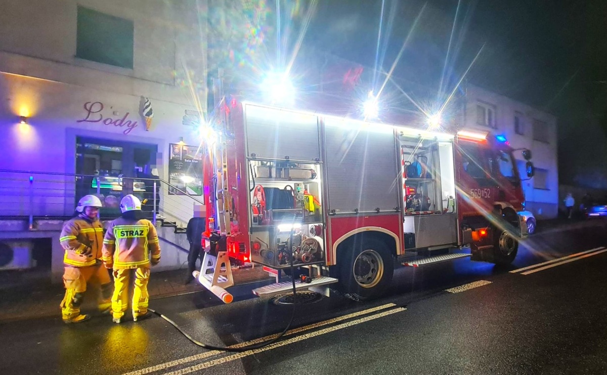 Pożar sadzy w kominie w Krzanowicach [FOTO] - Serwis informacyjny z Raciborza - naszraciborz.pl