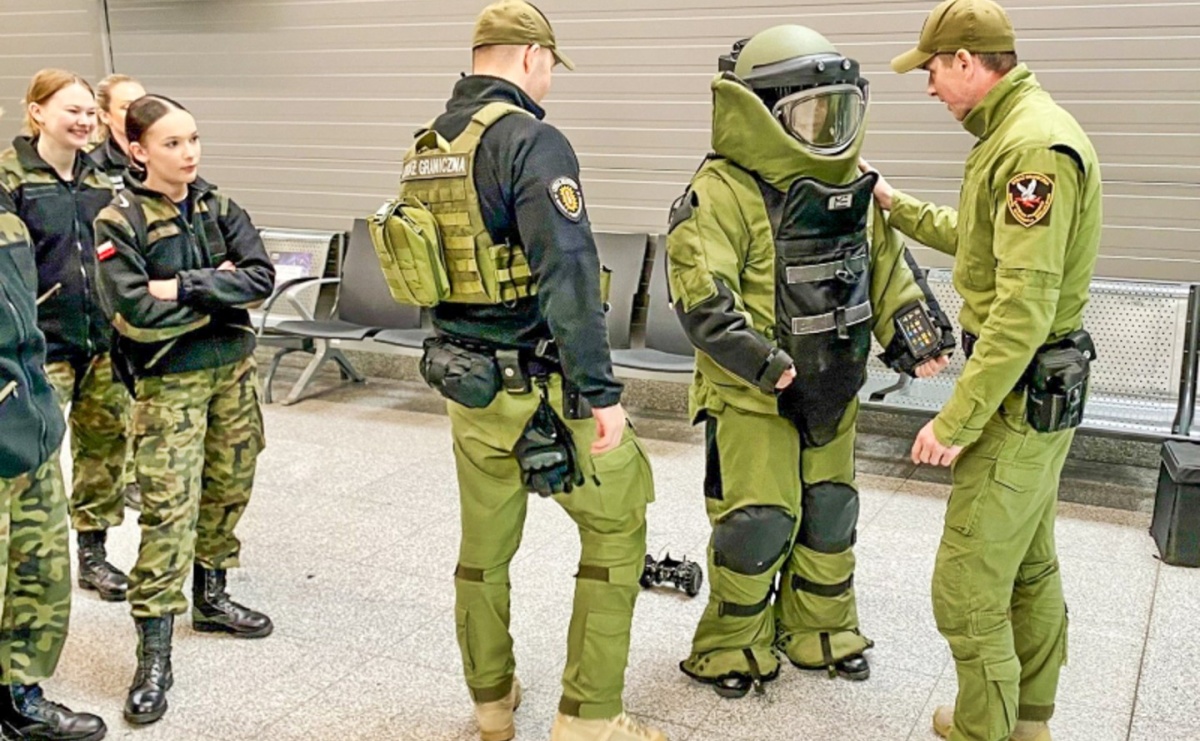 Uczniowie klasy mundurowej z Raciborza na katowickim lotnisku - Serwis informacyjny z Raciborza - naszraciborz.pl