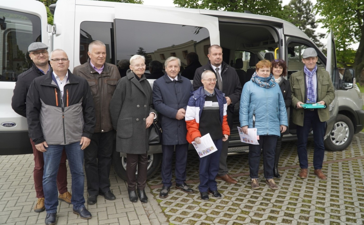 Raciborski Warsztat Terapii Zajęciowej otrzymał nowego mikrobusa - Serwis informacyjny z Raciborza - naszraciborz.pl