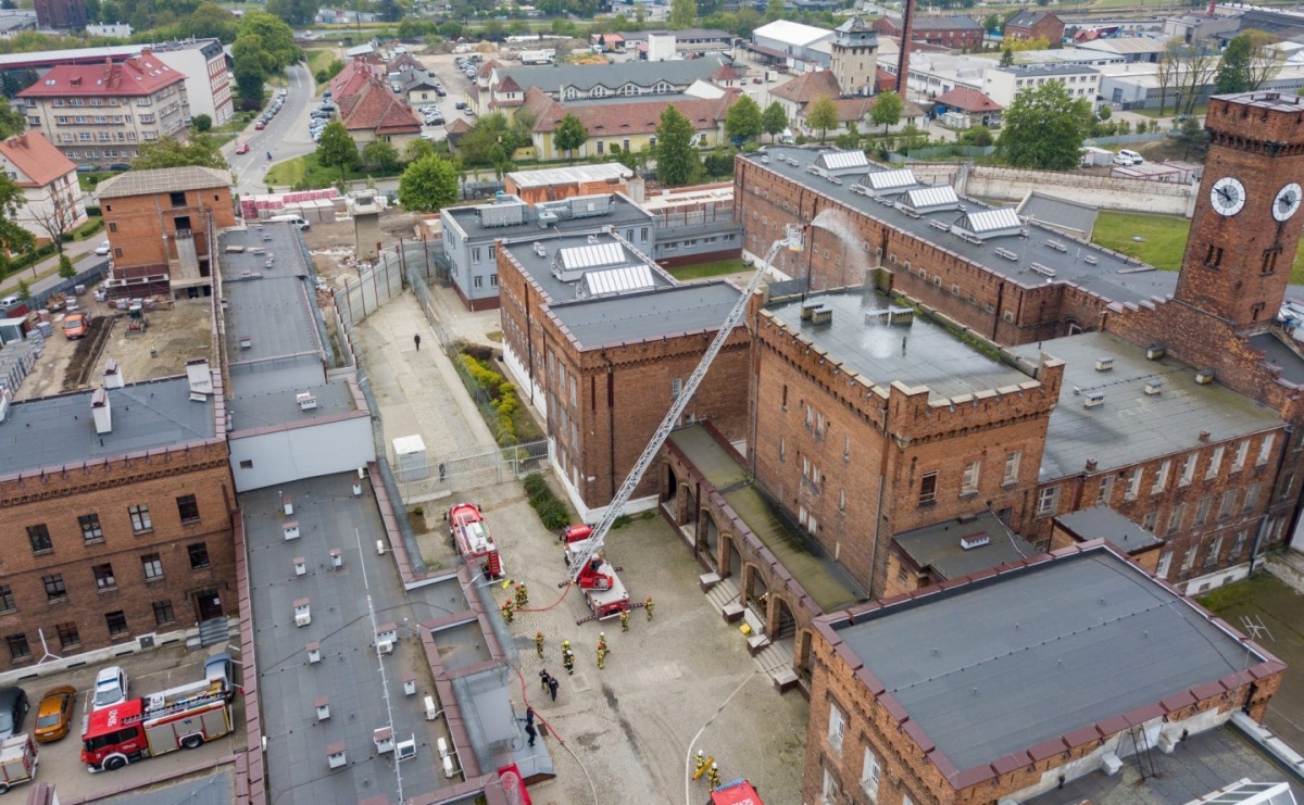 Zakład Karny 2024. Wozy strażackie wjechały na dziedziniec więzienia - Serwis informacyjny z Raciborza - naszraciborz.pl