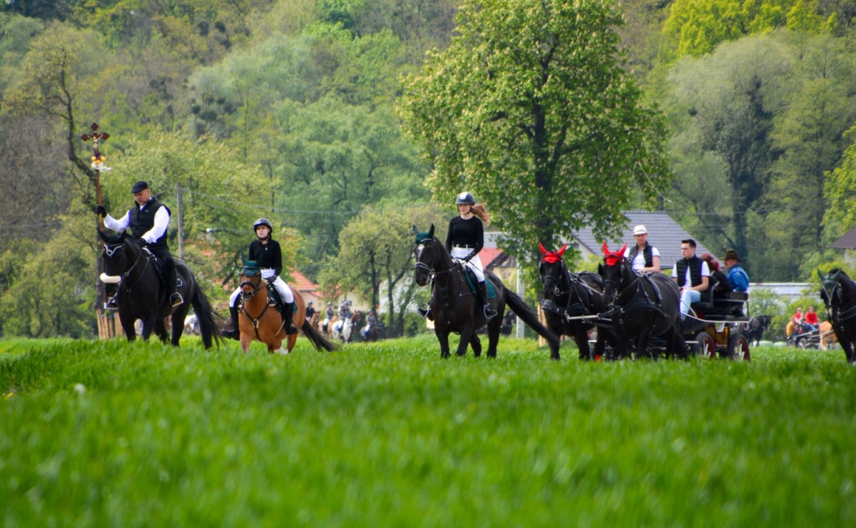 Procesja konna w Łubowicach. Dopisała pogoda i jeźdźcy [FOTO i WIDEO] - Serwis informacyjny z Raciborza - naszraciborz.pl