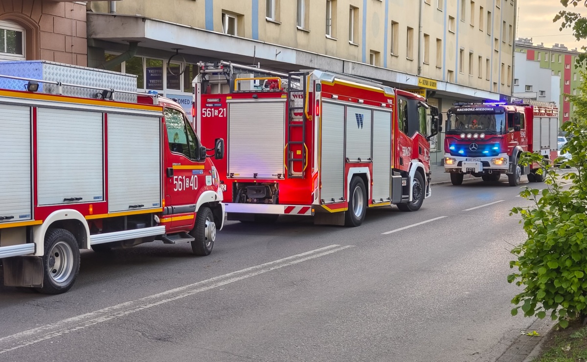 Pięć zastępów w akcji przy Wojska Polskiego [FOTO] - Serwis informacyjny z Raciborza - naszraciborz.pl
