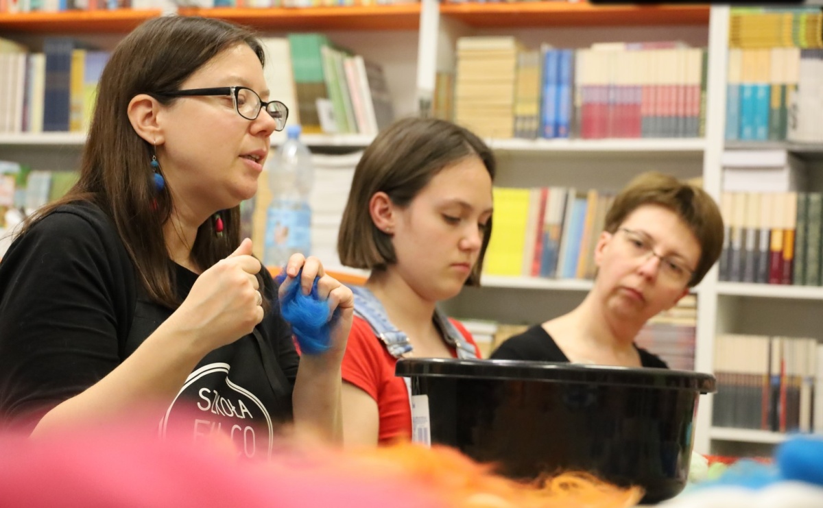 Fyrlanie filcu – za nami warsztaty rękodzieła w bibliotece w Markowicach - Serwis informacyjny z Raciborza - naszraciborz.pl