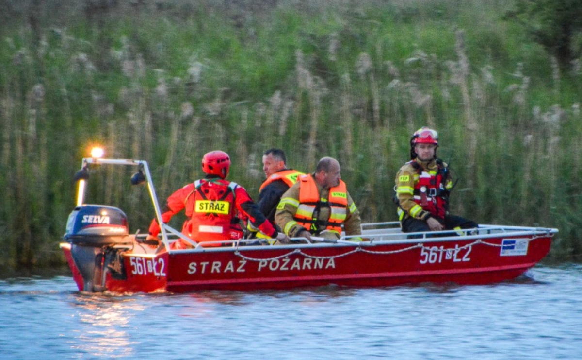 Akcja poszukiwawcza w czaszy zbiornika Racibórz. W jednym z akwenów ujawniono przewróconą łódź [FOTO i WIDEO] - Serwis informacyjny z Raciborza - naszraciborz.pl