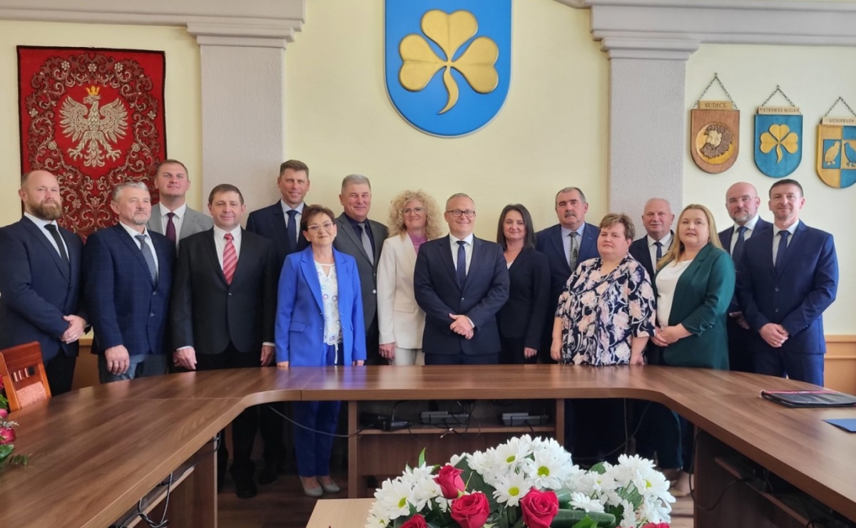 W Pietrowicach Wielkich rządzi już nowy wójt. Na czele Rady Gminy Grażyna Podleśny - Serwis informacyjny z Raciborza - naszraciborz.pl
