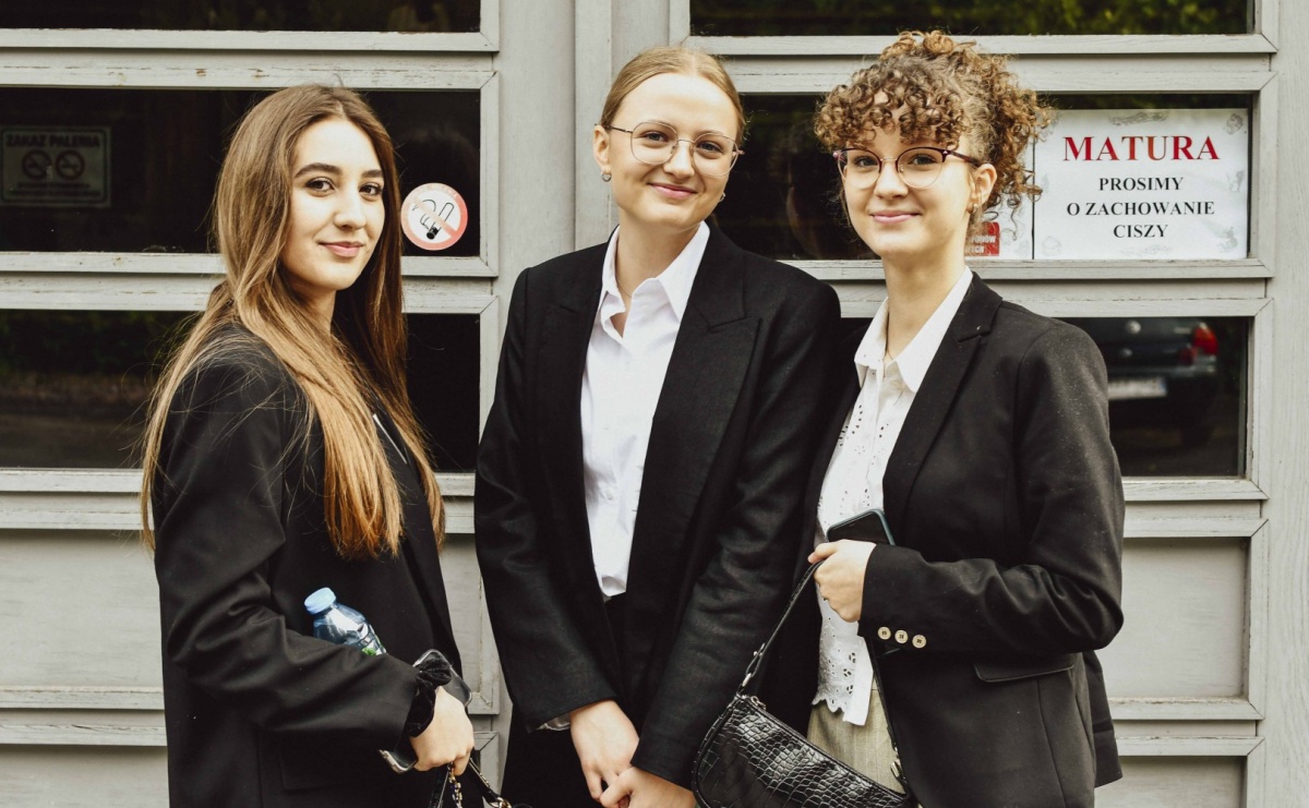 Absolwenci Mickiewicza piszą egzamin maturalny z języka polskiego - Serwis informacyjny z Raciborza - naszraciborz.pl
