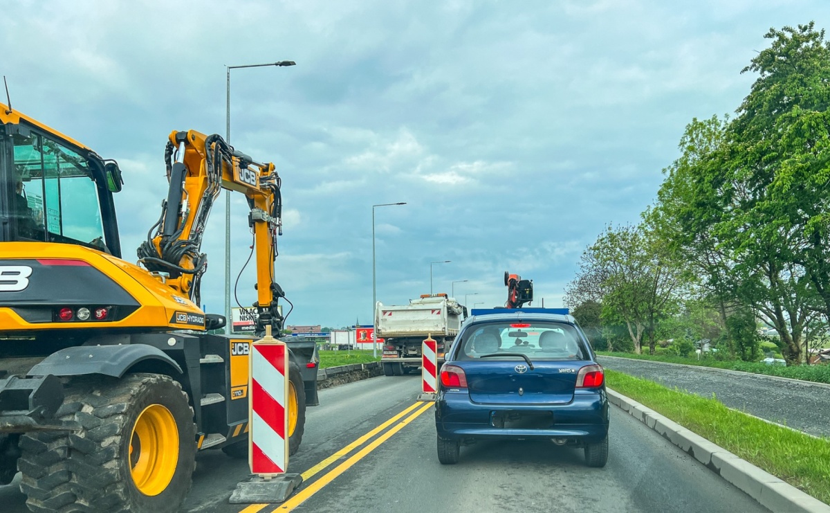 Poprawili krawężniki, teraz będą frezować. Jak długo potrwają prace na Rybnickiej? - Serwis informacyjny z Raciborza - naszraciborz.pl