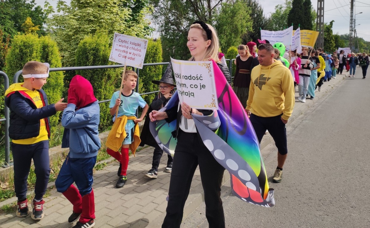 Przemarsz postaci baśniowych w Brzeziu - Serwis informacyjny z Raciborza - naszraciborz.pl