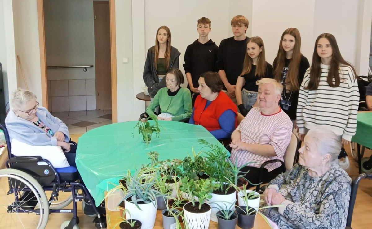 Uczniowie Piętnastki na Warsztatach Sadzenia Kwiatów w Złotej Jesieni - Serwis informacyjny z Raciborza - naszraciborz.pl