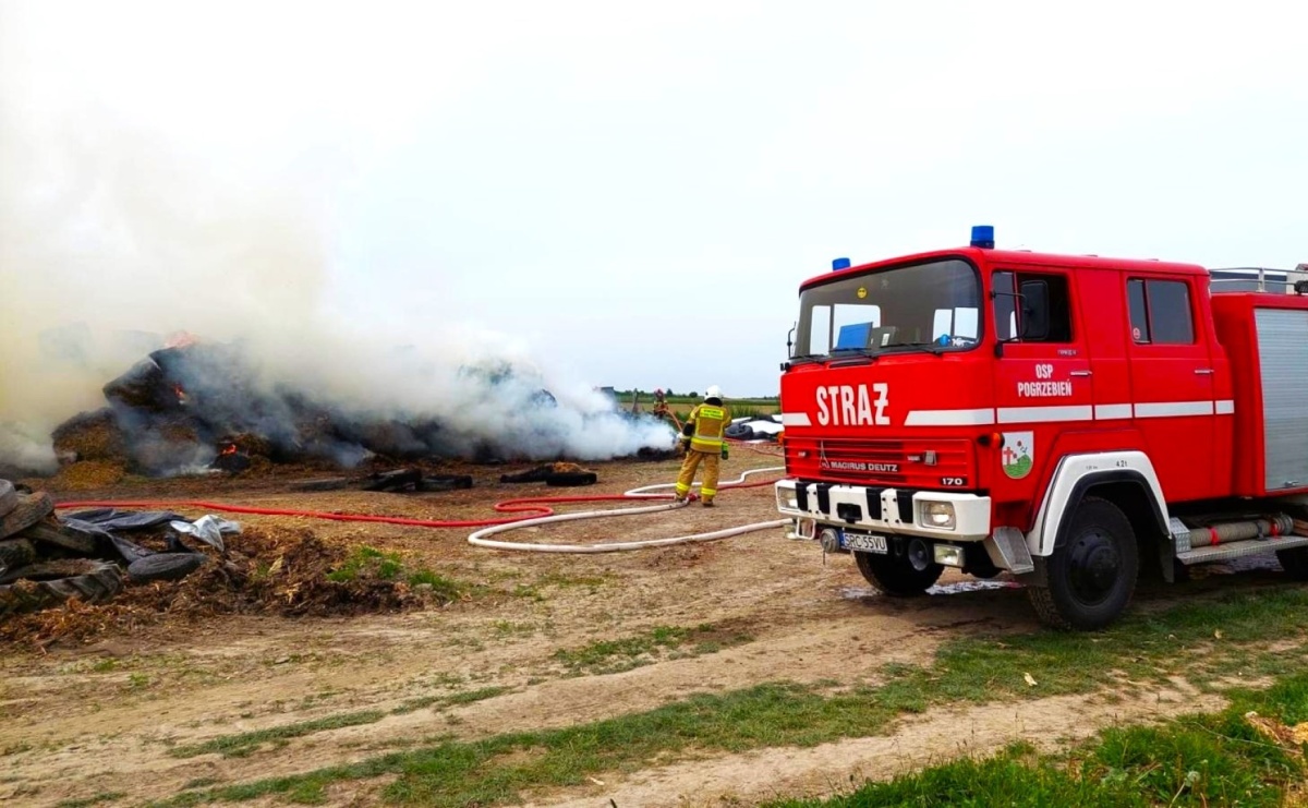 Pożar stogu siana w Łańcach. Poszkodowany strażak z OSP [FOTO] - Serwis informacyjny z Raciborza - naszraciborz.pl