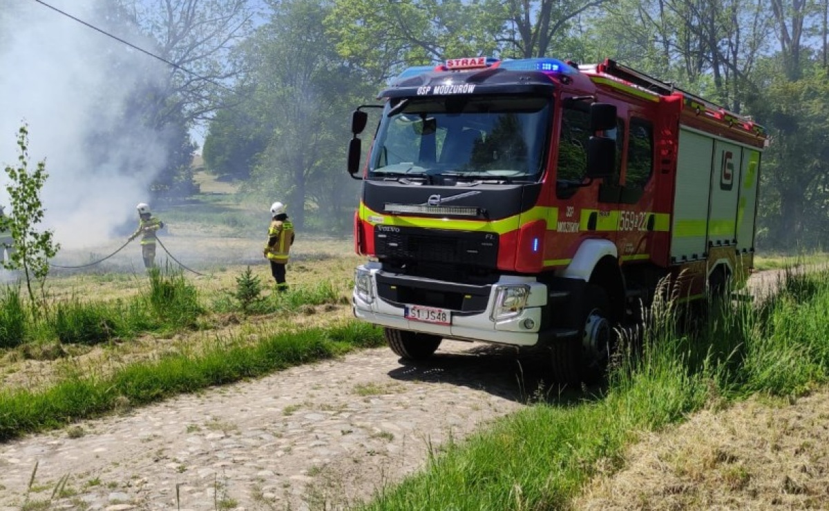 W Dolędzinie paliła się trawa. To było podpalenie - Serwis informacyjny z Raciborza - naszraciborz.pl
