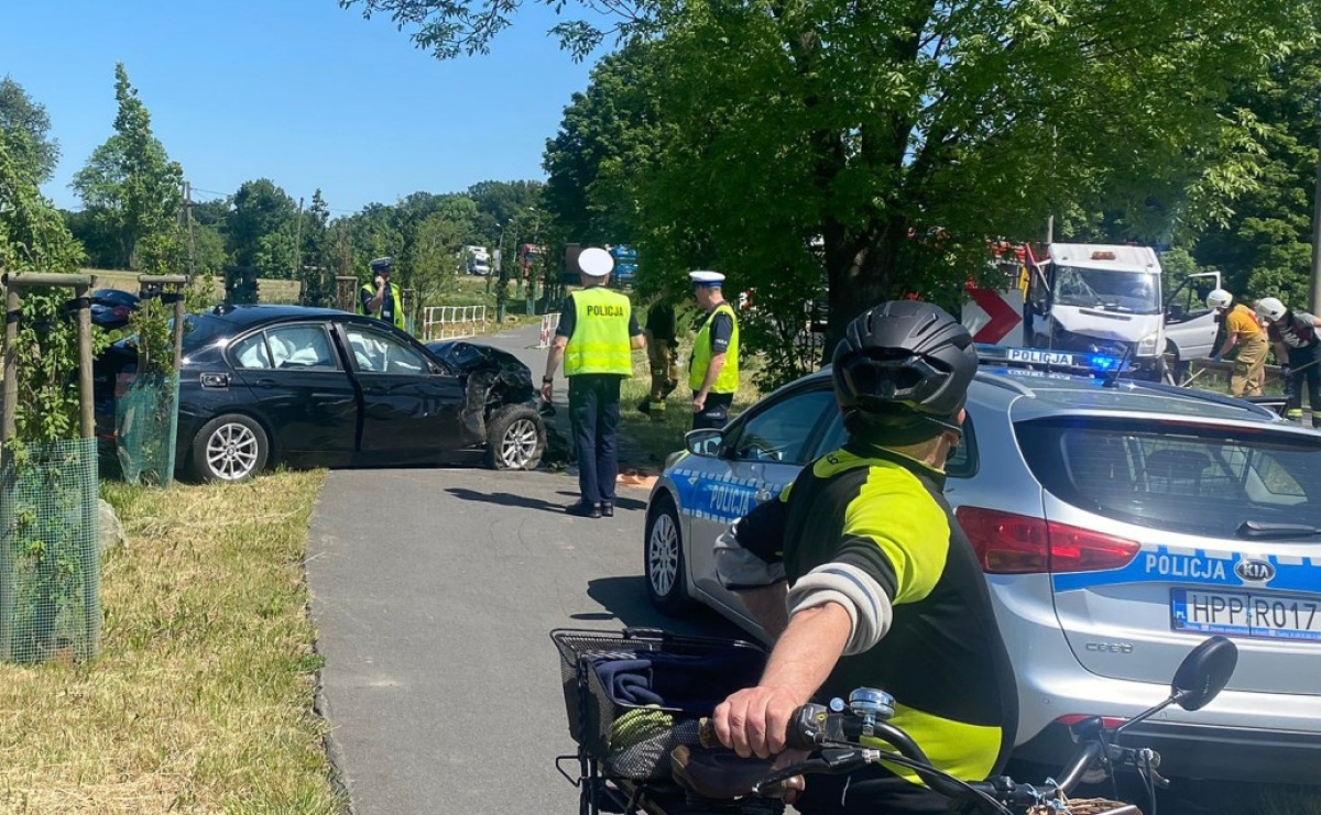 Czołowe zderzenie na Gliwickiej. Kierowca BMW zjechał na przeciwny pas ruchu [FOTO] - Serwis informacyjny z Raciborza - naszraciborz.pl
