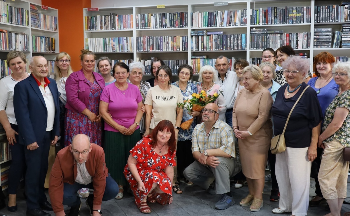 Wystarczy chwila. Promocja tomiku poezji Jadwigi Wojnowskiej w bibliotece - Serwis informacyjny z Raciborza - naszraciborz.pl