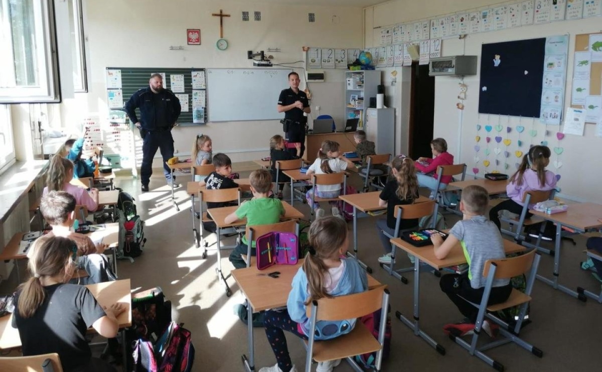 Dzielnicowi z Pietrowic Wielkich spotkali się z uczniami - Serwis informacyjny z Raciborza - naszraciborz.pl