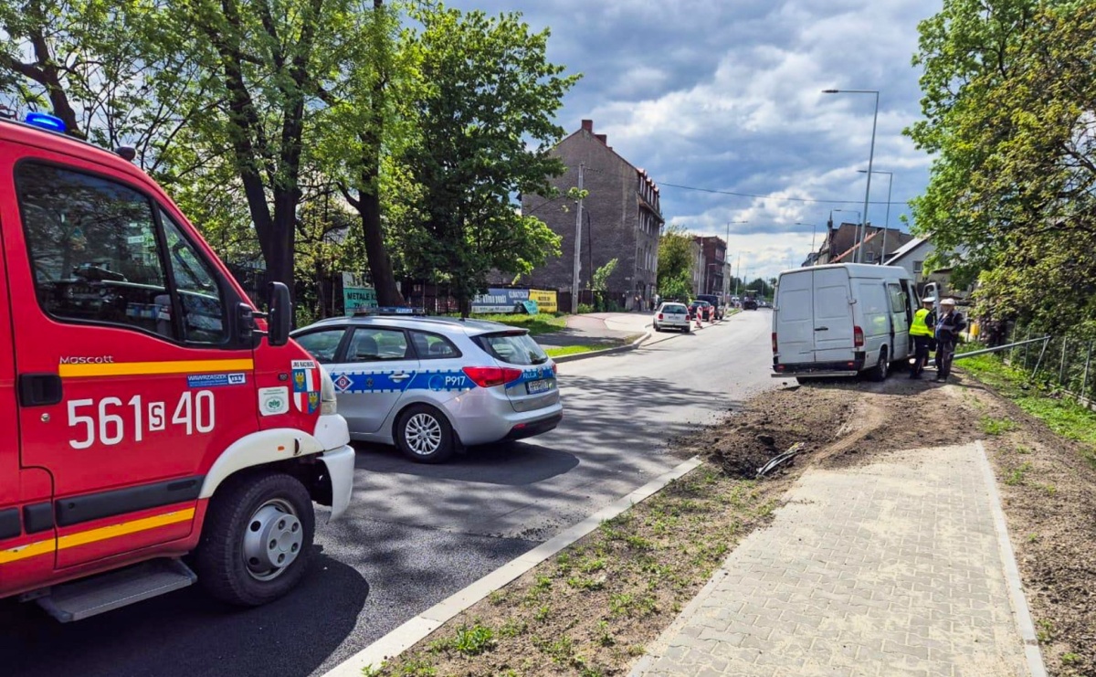 Mercedes wjechał w słup na Rybnickiej. Kierowca był z policjantami szczery - Serwis informacyjny z Raciborza - naszraciborz.pl