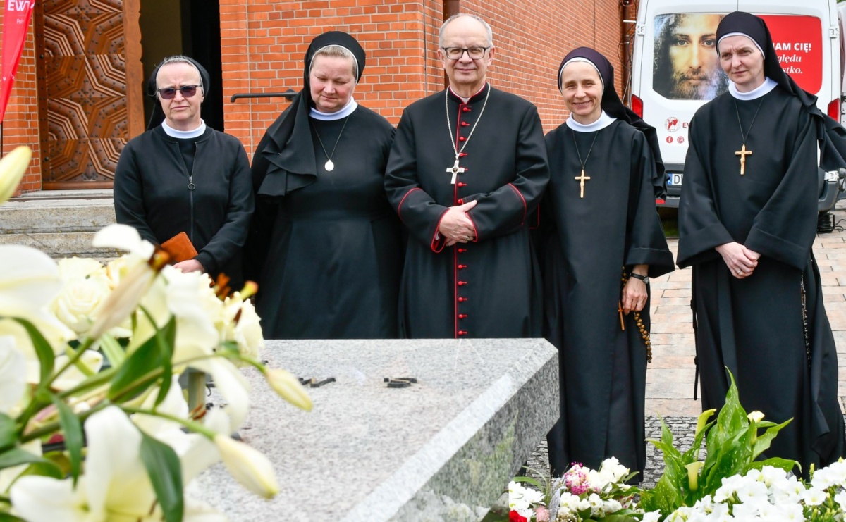 Biskup opolski przyjechał do Raciborza-Brzezia z osobistą intencją. Modlił się przy grobie s. M. Dulcissimy - Serwis informacyjny z Raciborza - naszraciborz.pl