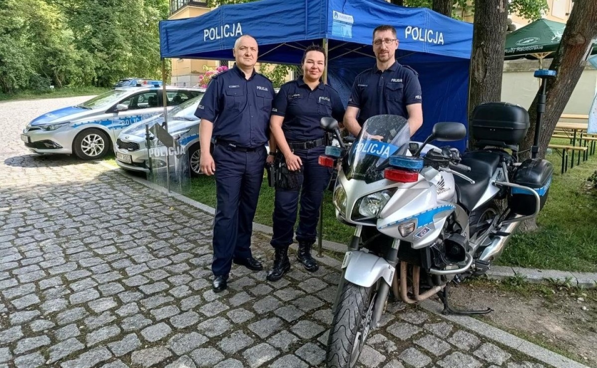 Policjanci z Kuźni Raciborskiej na kiermaszu rękodzieła w Rudach - Serwis informacyjny z Raciborza - naszraciborz.pl