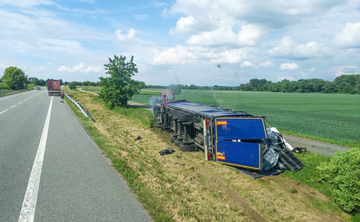 Ciężarowy mercedes dachował przy DK 78 w Chałupkach - Serwis informacyjny z Raciborza - naszraciborz.pl