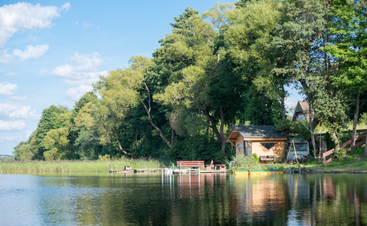 Inwestycja w domki nad jeziorem – trend, który rozwija się w 2023 roku - Serwis informacyjny z Raciborza - naszraciborz.pl