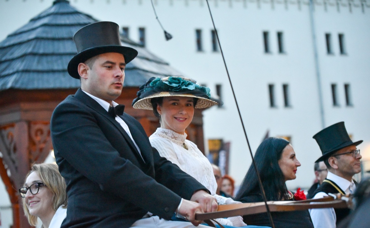 Zamkowa noc i przejazdy bryczką [FOTO i WIDEO] - Serwis informacyjny z Raciborza - naszraciborz.pl