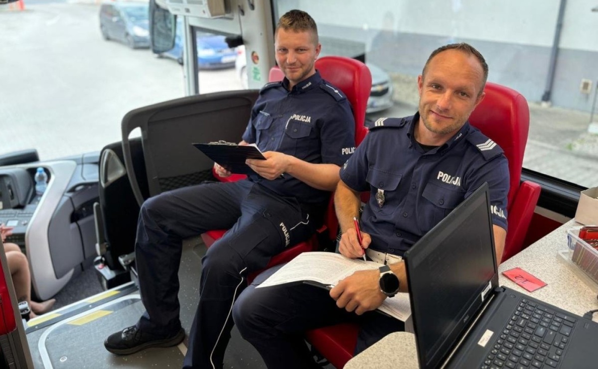 Pomagamy i chronimy. Policjanci z Raciborza oddali krew [FOTO i WIDEO] - Serwis informacyjny z Raciborza - naszraciborz.pl