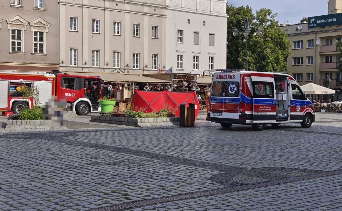 Kobieta zasłabła na Rynku. Reanimacja nie przyniosła skutku - Serwis informacyjny z Raciborza - naszraciborz.pl