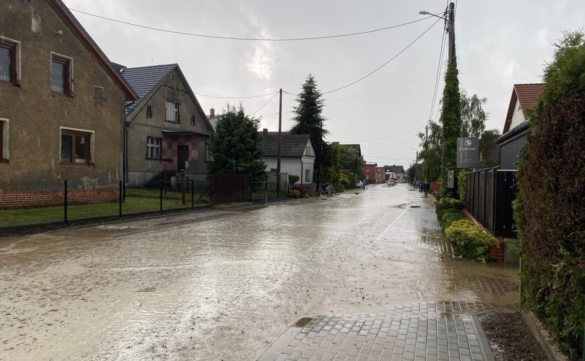 Raport 998. Wyciek oleju, pożar śmietnika i błoto na jezdni. Weekend strażaków - Serwis informacyjny z Raciborza - naszraciborz.pl