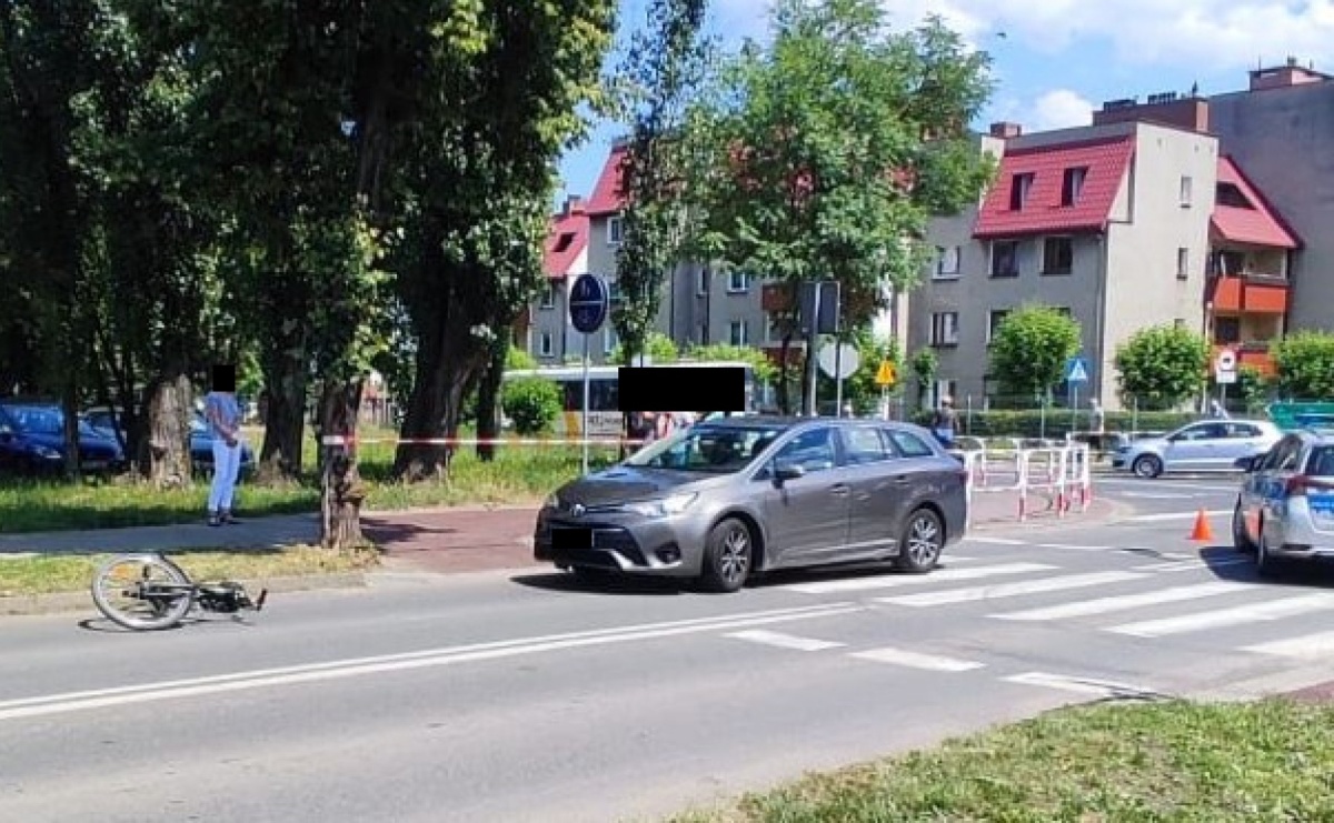 Groźne zdarzenie drogowe na Ocickiej. Rowerzysta uderzył w toyotę [FOTO] - Serwis informacyjny z Raciborza - naszraciborz.pl