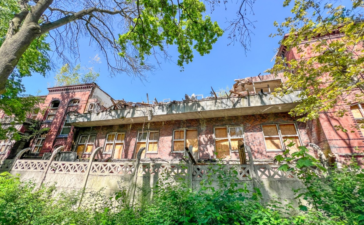 Trwa rozbiórka starego szpitala od strony parku. Zobaczcie, co tu powstanie - Serwis informacyjny z Raciborza - naszraciborz.pl