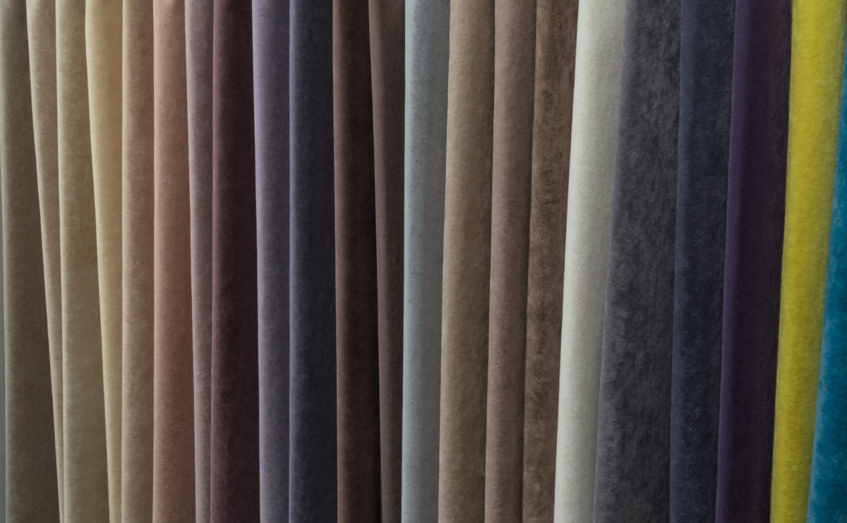 Materiały na zasłony - co wyróżnia welur na tle innych tkanin? - Serwis informacyjny z Raciborza - naszraciborz.pl