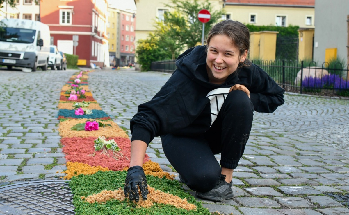 Śródmieście, Ostróg i Płonia. Wierni od rana stroili ulice [FOTO i WIDEO] - Serwis informacyjny z Raciborza - naszraciborz.pl