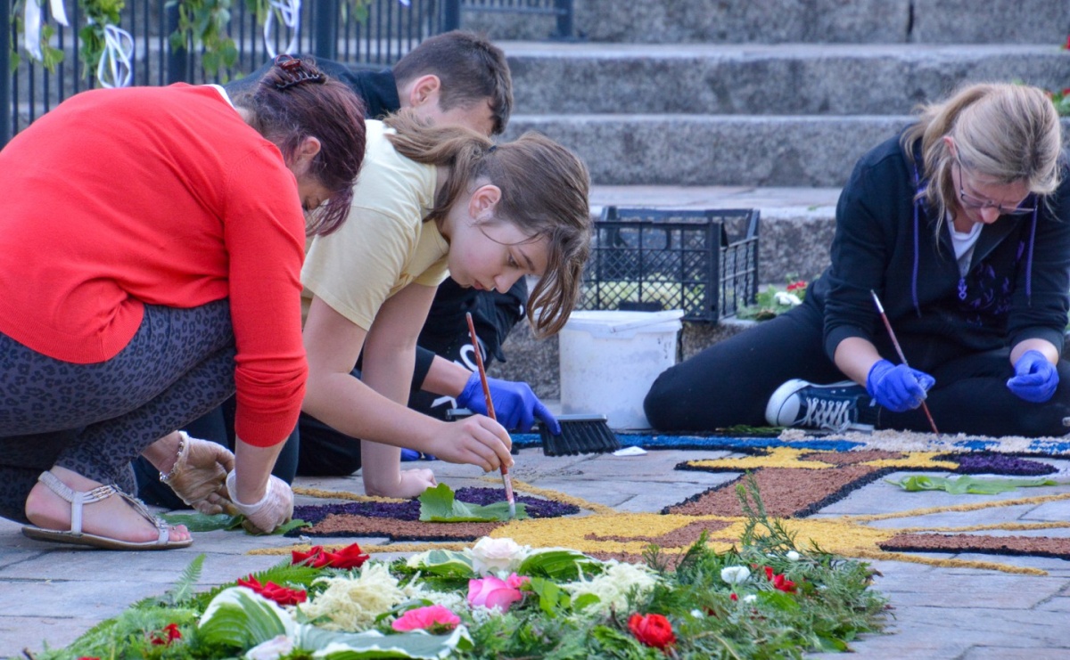 W Brzeziu na Boże Ciało powstają prawdziwe dzieła sztuki [FOTO i WIDEO] - Serwis informacyjny z Raciborza - naszraciborz.pl