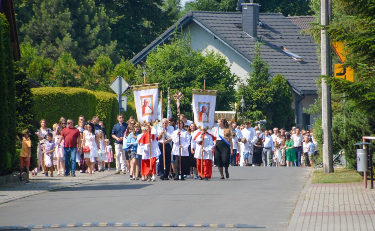 Procesja Bożego Ciała na Ostrogu [FOTO i WIDEO] - Serwis informacyjny z Raciborza - naszraciborz.pl