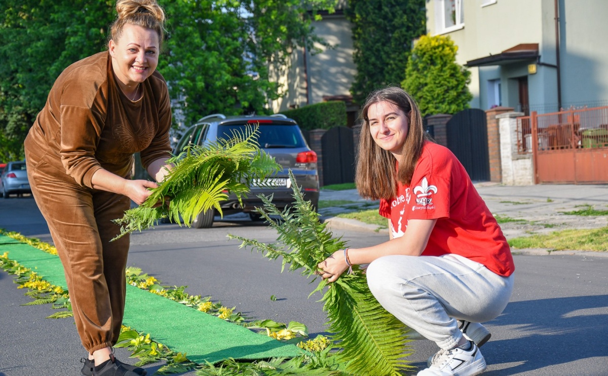 To oni pięknie przystroili Nowe Zagrody i teren wokół kościoła Matki Bożej  - Serwis informacyjny z Raciborza - naszraciborz.pl