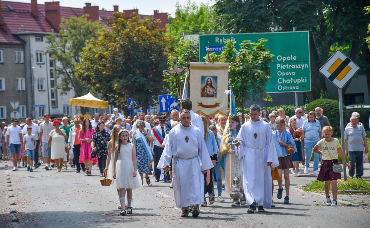 Boże Ciało w największej raciborskiej parafii, na Nowych Zagrodach [FOTO i WIDEO] - Serwis informacyjny z Raciborza - naszraciborz.pl