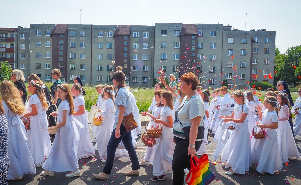 Z Maryją przez osiedla i łąki. Boże Ciało w parafii Matki Bożej [FOTO i WIDEO] - Serwis informacyjny z Raciborza - naszraciborz.pl